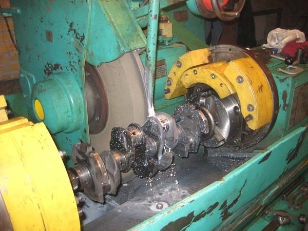 Процес шліфування на круглошліфувальному верстаті 3В423